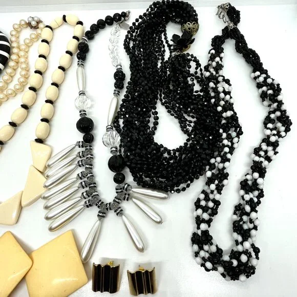 VINTAGE MODERN JEWELRY LOT BLACK WHITE NECKLACES EARRINGS BANGLE CURATED - Picture 13 of 13